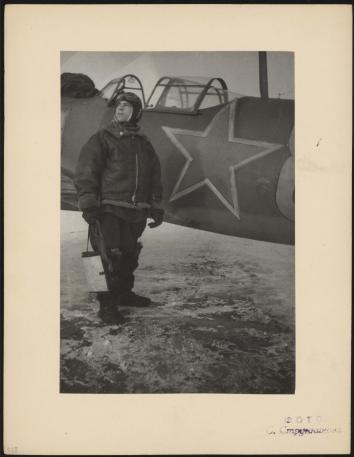 Обложка книги Советский летчик у самолета Фотография