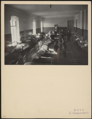 Обложка книги Воспитанники детского дома в спальне Фотография