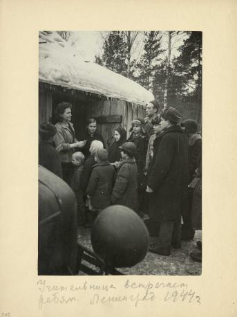 Обложка книги Учительница встречает ребят. Ленинград. 1944 г. Фотография