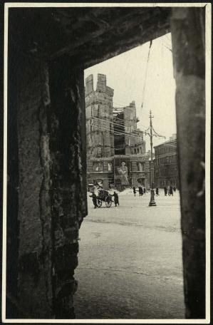 Обложка книги Вид на площадь разрушенного города Фотография