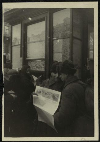 Обложка книги За чтением свежих газет Фотография