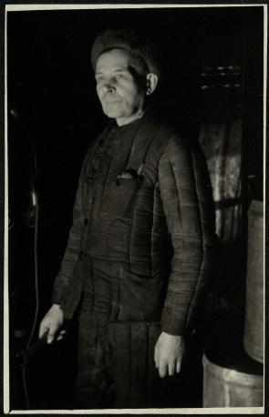 Обложка книги Федоров Н.Ф. Стахановец. Завод им. Сталина. Ленинград. 1942-43 гг. Фотография