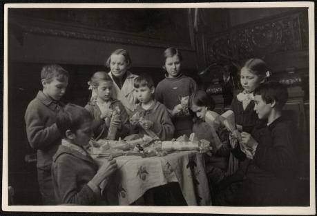 Обложка книги Дети с воспитателем за изготовлением елочных игрушек Фотография