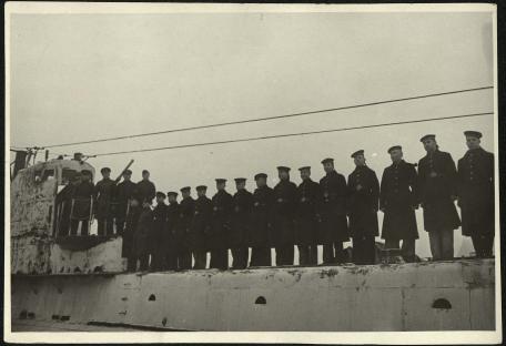 Обложка книги Построение экипажа на верхней палубе подводной лодки Фотография