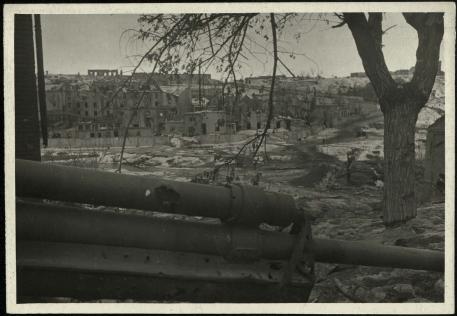 Обложка книги Вид на разрушенный город Фотография