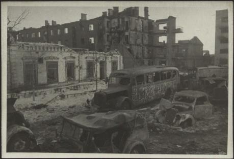 Обложка книги Разбитые машины в разрушенном городе. Сталинград Фотография