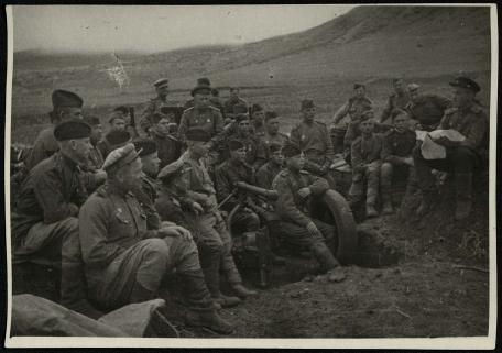Обложка книги Командир читает бойцам газету Фотография