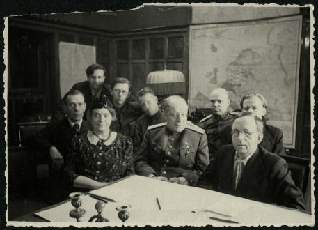 Обложка книги Академик Бурденко в "Правде". Слева направо: супруга акад. Бурденко, Ю.Б. Лукин, проф. Сухаребский, Воронов, Лазарев, Поспелов Фотография