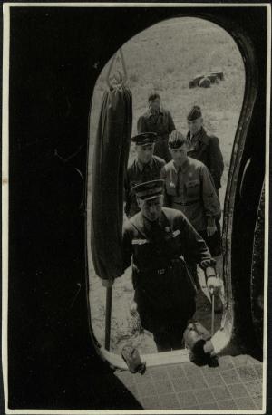 Обложка книги Переходящее Красное Знамя отправляется на Кировский завод Фотография