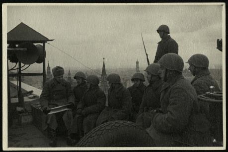 Обложка книги Зенитчики читают газету Фотография