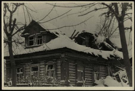 Обложка книги Домик в городе Клин, разрушенный немцами Фотография