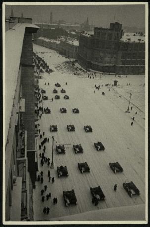 Обложка книги Танки по улице Горького идут на парад Фотография