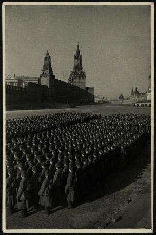 Обложка книги Военный парад на Красной площади 7 ноября 1941 г. Фотография