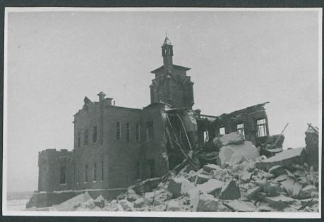 Обложка книги Здание после бомбежки Фотография