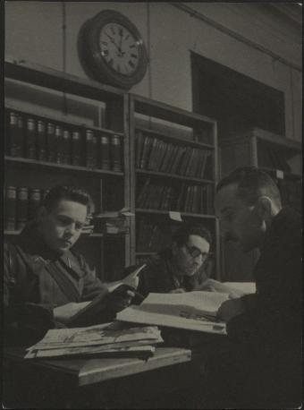 Обложка книги В читальном зале Фотография