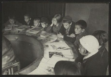 Обложка книги Дети за круглым столом Фотография