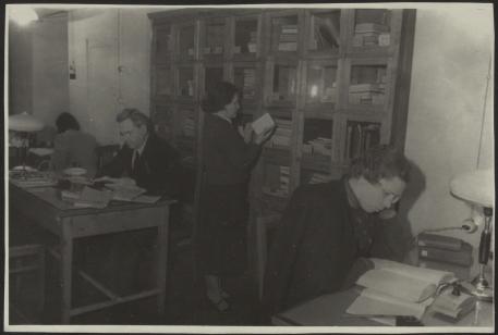 Обложка книги За работой с книгой Фотография