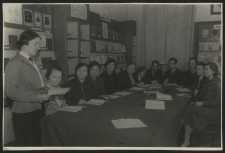 Обложка книги На занятии кружка иностранного языка Фотография
