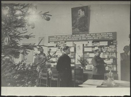 Обложка книги Читатели библиотеки перед книжными стендами Фотография