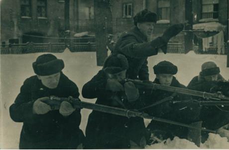 Обложка книги В Ленинграде началась вторая очередь всеобщего военного обучения Начальник пункта Всевобуча Куйбышевского района капитан К. И. Ржевусский проводит первое занятие фотография