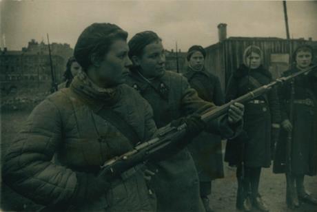 Обложка книги В школе младших командиров Всевобуча Старший сержант А. А. Головкина показывает девушкам - бойцам своего взвода приемы штыкового боя. Упражнение выполняет курсантка М. И. Некрасова, ноябрь 1942 г. фотография