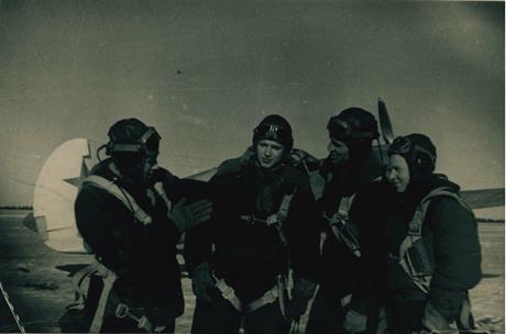 Обложка книги В борьбе с фашистскими воздушными хищниками отличился молодой летчик, комсомолец Николай Воротников. В двух воздушных боях он сбил новейший немецкий истребитель "Фокке-Вульф-190" и "Мессершмитт-109-Ф" Младший лейтенант Воротников (слева) рассказывает боевым друзьям истребителям Бабаеву, Шевченко и Леонидову о своей победе, март 1943 г. фотография