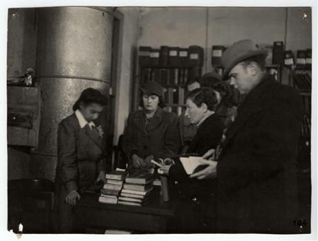 Обложка книги Обслуживание читателей. 1943?