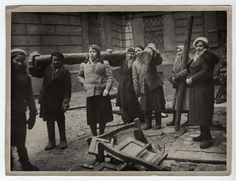 Обложка книги Сотрудницы ГПБ на рем.-восст. работах. 1942