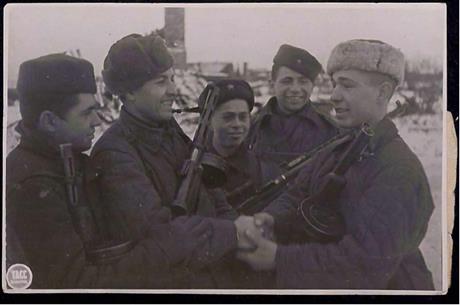 Обложка книги Разведчики подразделения Харлашина поздравляют комсомольца Д. И. Бедникова (крайний справа) с правительственной наградой. 24 ноября 1941 г. фотография