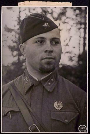 Обложка книги Младший лейтенант П. Ф. Сухин, награжденный орденом Красное Знамя за образцовое выполнение боевых заданий Командования на фронте борьбы с германским фашизмом и проявленные при этом доблесть и мужество. Август 1941 г. фотография
