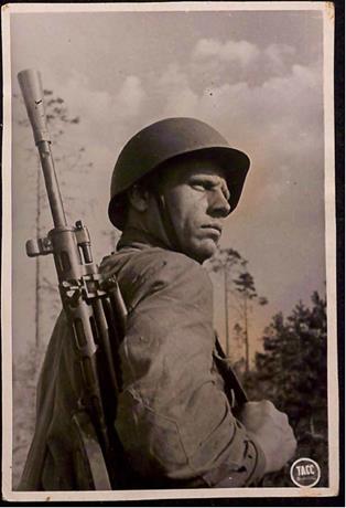 Обложка книги Комсомолец пулеметчик Дмитрий Прокопенков участвуя в бою с немецкими фашистами, вел меткий огонь по противнику и подавил несколько огневых точек врага участвовал в разгромах вражеского штаба. 25 июля 1941 г. фотография