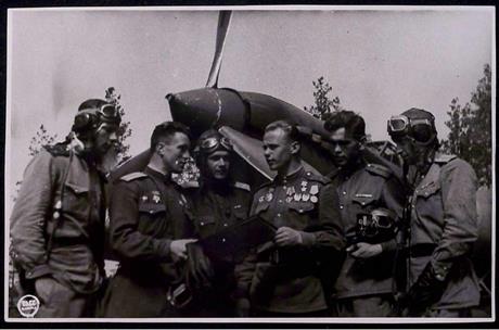 Обложка книги Смелый налет на аэродром противника совершила группа штурмовиков под командованием Героя Советского Союза Георгия Ульяновского: летчики-штурмовики, участники разгрома фашистского аэродрома, коммунисты лейтенанты В. Томаров, М. Богданов, младший лейтенант П. Дейнака, Герой Советского Союза капитан Г. Ульяновский и лейтенанты А. Стрельников и В. Тотович. 21 июля 1944 г. фотография