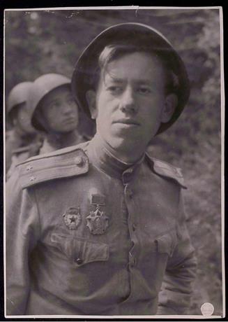 Обложка книги Константин Смирнов до войны работал в Ленинграде ныне лейтенант командир взвода автоматчиков за умело и отважно проведенную в последнем бою операцию гвардии лейтенант Константин Смирнов удостоен почетной награды - ордена Александра Невского. Август 1941 г. фотография