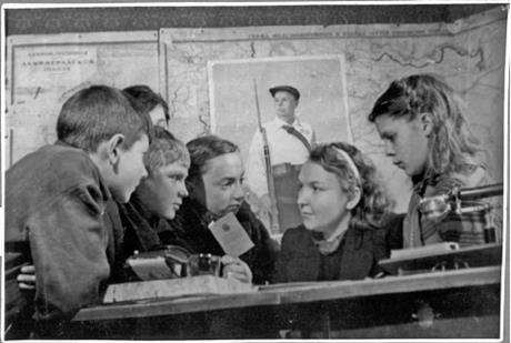 Обложка книги Молодые стахановцы производства, школьники-отличники учебы вступают в ряды ВЛКСМ секретарь Ленинского райкома ВЛКСМ Т. М. Сидорова беседует с молодыми комсомольцами. 7 марта 1943 г. фотография