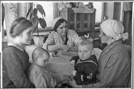 Обложка книги Жены фронтовиков, работающие на оборонном строительстве ... пришли в ясли № 233 Ленинградского горздравотдела навестить своих детей в центре - заведующая яслями О. Н. Кондратьева. 13 апреля 1943 г. фотография