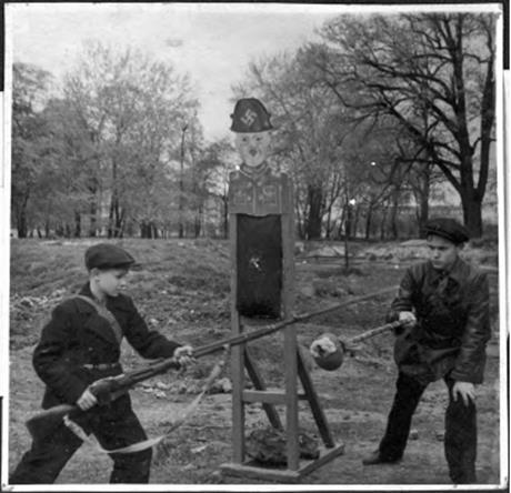 Обложка книги Ученик 7 класса 216 школы Куйбышевского района Олег Крылов (слева), сдавший экзамен по военному делу на отлично, выполняет упражнение по штыковому бою. 20 мая 1943 г. фотография