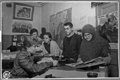 Обложка книги В заводской библиотеке во время обеденного перерыва. 9 ноября 1941 г. фотография