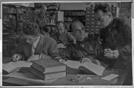 Обложка книги В читальном зале библиотеки Академии наук СССР - старший научный сотрудник института литературы и истории В. М. Глинка, санврач 2-го ранга М. Сергеев, старший политрук И. А. Крупенин. Сентябрь 1942 г. фотография